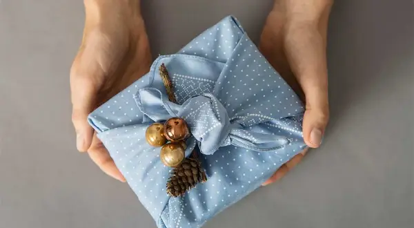 Kreatywne pakowanie książki na prezent: Furoshiki, Eko i DIY
